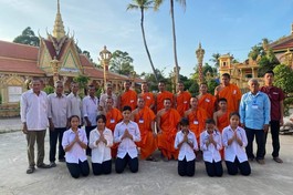 Ban Tổ chức chụp hình lưu niệm cùng các thí sinh tại chùa 