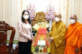 Phó Chủ tịch nước Võ Thị Ánh Xuân thăm, chúc Tết Ban Trị sự Phật giáo tỉnh Trà Vinh, chiều 19-1