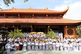 Phật tử tham dự lễ quy y Tam bảo tại chùa Thiên Quang