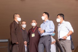 Các bác sĩ, nhân viên y tế và cơ quan chức năng thăm thực tế tại Trường Trung cấp Phật học TP.HCM