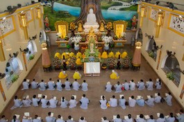 Khoá lễ khánh đản Bồ-tát Quán Thế Âm trang nghiêm diễn ra tại chánh điện chùa Vạn Đức