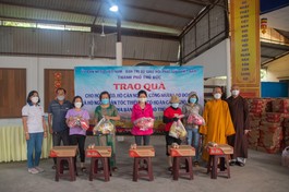 Chùa Bửu Thành, thiền viện Tuệ Quang (TP.Thủ Đức) tổ chức tặng quà từ thiện
