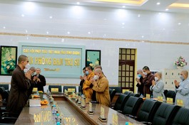 Chư tôn đức niệm Phật cầu gia hộ trước khi tiến hành phiên họp