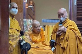 Hòa thượng Thích Nhật Quang cung kính dâng lời tác bạch lên Đại lão Hòa thượng Thích Thanh Từ, Tông chủ Thiền phái Trúc Lâm Việt Nam