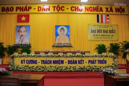Công tác thiết trí hội trường Đại hội đại biểu Phật giáo tỉnh An GIang vào sáng 19-4 đã hoàn tất