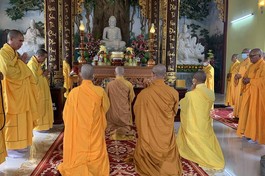 Niêm hương bạch Phật tại chánh điện chùa Đại Xuân