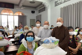 Người khiếm thị nhận quà tại chùa Phước Viên