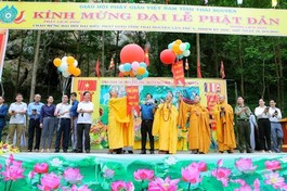 Chư tôn đức và đại biểu chính quyền cùng thả bong bóng cầu hòa bình