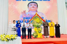Lãnh đạo tỉnh Thanh Hóa tặng hoa chúc mừng lễ Phật đản Phật lịch 2566