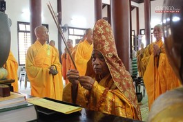 Hòa thượng Thích Đức Thanh niêm hương cử hành lễ bạch Phật khai kinh