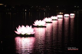7 đóa hoa sen được thắp sáng trên sông Hương cố đô Huế