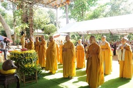 Chư Tăng Ni trang nghiêm cử hành Đại lễ Phật đản tại chùa Đức Bổn A Lan Nhã