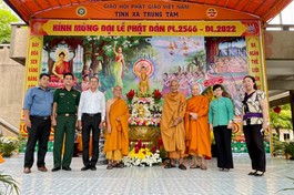 Lãnh đạo quận Bình Thạnh (TP.HCM) chúc mừng lễ Phật đản tại tịnh xá Trung Tâm
