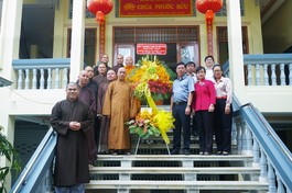 Đoàn lãnh đạo quận Bình Thạnh tặng hoa chúc mừng Đại lễ Phật đản Phật lịch 2566 tại chùa Phước Bửu