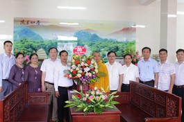 Đoàn công tác của lãnh đạo huyện Quỳnh Lưu chúc mừng Phật đản tại chùa An Thái- Trụ sở Ban Trị sự GHPGVN huyện
