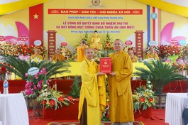 Thượng tọa Thích Tâm Đức trao quyết định bổ nhiệm trụ trì chùa Thiên Ân đến Đại đức Thích Đức Duyệt