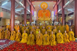 Chư Tăng quận Phú Nhuận bố-tát, thính giới tại Thanh Minh thiền viện 