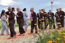 Các em từ 6 đến 13 tuổi tham dự khóa tu tại chùa Đống Cao