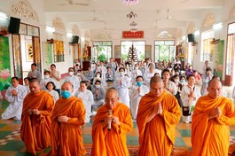 Chư tôn đức tịnh xá Trung Tâm niêm hương bạch Phật, đảnh lễ Tam bảo tại Ni viện Thiện Hòa