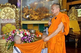 Hòa thượng Thích Bửu Chánh truyền giới cho tân Sa-di