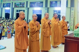 Niêm hương bạch Phật, đảnh lễ Tam bảo trước khi khai mạc khóa tu