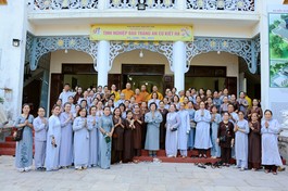 Đoàn Ban Trị sự Phật giáo quận Ngũ Hành Sơn cùng các Phật tử cúng dường mùa an cư tại tổ đình Vu Lan