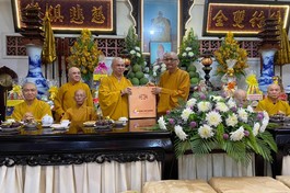 Thượng tọa Thích Minh Nhựt dâng tứ sự cúng dường lên Hòa thượng Thích Thanh Hùng, thiền chủ kiêm hóa chủ hạ trường tổ đình Phổ Quang