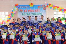 Trao phần thưởng cho các em học sinh