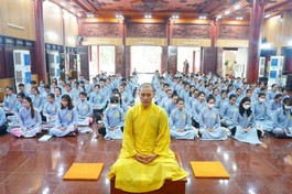 Hơn 700 bạn trẻ tham dự khóa tu thực tập thiền tọa