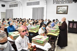 Chùa Phước Viên tặng quà đến Hội Người khiếm thị quận Bình Thạnh