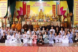 Đoàn cúng dường chụp ảnh lưu niệm tại trường hạ Tường Vân