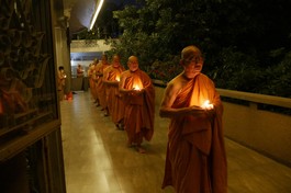 Chư Tăng tịnh xá Trung Tâm thắp hoa đăng, kinh hành, đồng niệm danh hiệu Đức Bồ-tát Quán Thế Âm