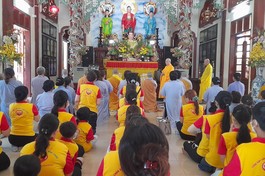 Đoàn cúng dường tại trường hạ chùa Pháp Hội