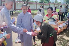 Chùa Hoa Nghiêm tặng quà đến đồng bào dân tộc nghèo ở tỉnh Gia Lai