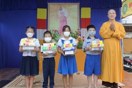 Chùa Thiên Tôn phát thưởng học sinh giỏi năm học 2021-2022