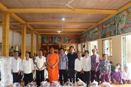 Trà Vinh: Chùa Prơm trao tặng 327 phần quà cho người dân khó khăn