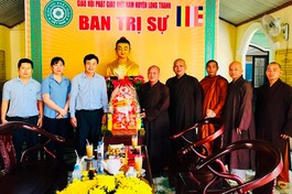 Ban Tôn giáo tỉnh Đồng Nai tặng quà đến Ban Trị sự Phật giáo huyện Long Thành nhân mùa An cư kiết hạ Phật lịch 2566