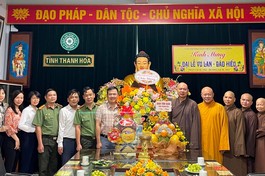 Đoàn công tác tặng hoa chúc mừng đến Ban Trị sự GHPGVN tỉnh Thanh Hóa nhân Đại lễ Vu lan - Báo hiếu Phật lịch 2566