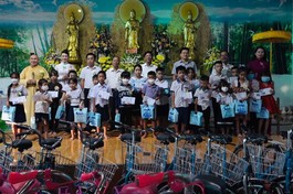 Chùa Diệu Ngộ trao xe đạp, học bổng cho các em học sinh có hoàn cảnh khó khăn