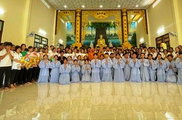 Các bạn sinh viên tham dự khóa tu "Một ngày an lạc" tại chùa Hàn Sơn