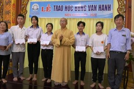 Trao học bổng, tặng quà cho các em học sinh trước thềm năm học mới 