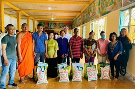 Trà Vinh: Chùa Prơm, chùa Long Phước tặng quà cho người dân có hoàn cảnh khó khăn