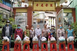 Sư cô Thích nữ Lệ Hiền trao quà đến các gia đình có hoàn cảnh khó khăn