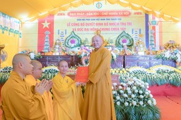 Thượng tọa Thích Tâm Định, Phó ban Thường trực Ban Trị sự GHPGVN tỉnh Thanh Hóa trao quyết định bổ nhiệm trụ trì chùa Tây đến Đại đức Thích Thiền Ân