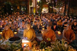 Chư Tăng, Phật tử tịnh xá Lộc Uyển thắp hoa đăng mặc niệm