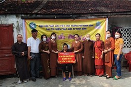 Ban Từ thiện - Xã hội Phật giáo TP.Ninh Bình trao tiền hỗ trợ bệnh nhân mắc bệnh hiểm nghèo