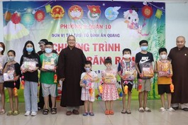 Chư Tăng tổ đình Ấn Quang trao quà đến các em thiếu nhi