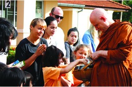 Sư Ajahn Jayasaro (tác giả của bài viết này) trong một lần đến thăm trường tiểu học ở Panyaden