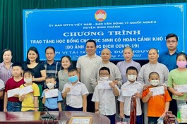 Trao học bổng đến học sinh có hoàn cảnh khó khăn do ảnh hưởng đại dịch Covid-19 