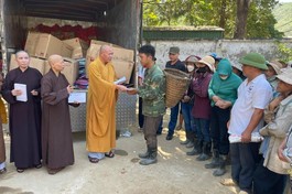 Trao quà đến bà con vùng lũ huyện Kỳ Sơn, Nghệ An